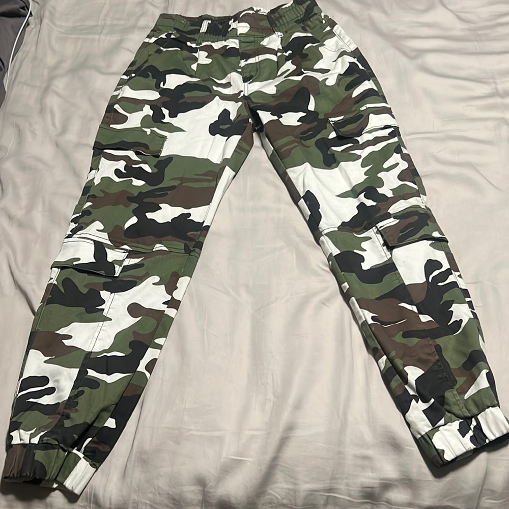 Camo cargo pants size 5 in women